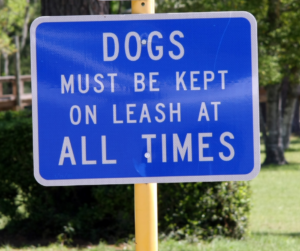 sign stating dogs must be kept on leash at all times